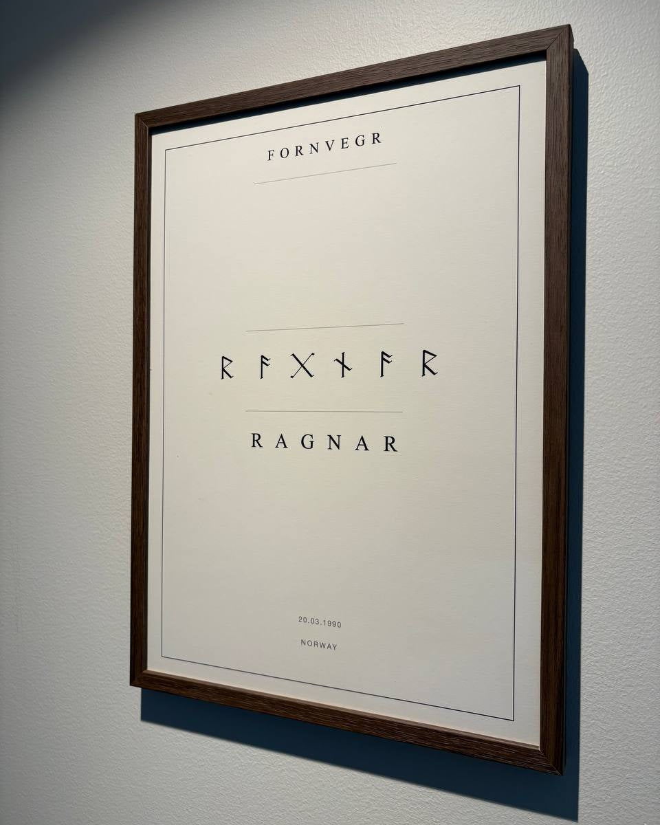 Ferdig innrammet navneriss i eldre futhark på en hvit vegg.